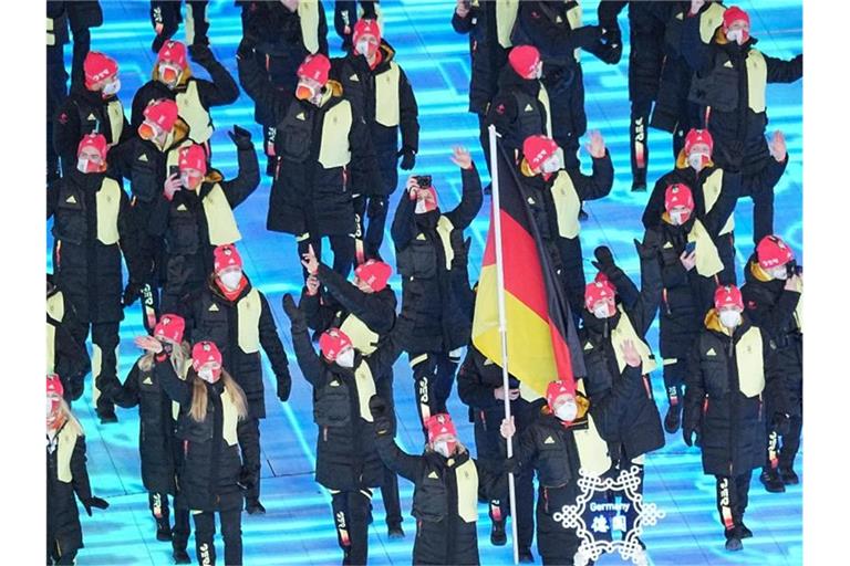 Die Mannschaft aus Deutschland mit den Fahnenträgern Claudia Pechstein und Francesco Friedrich zieht ins Stadion ein. Foto: Michael Kappeler/dpa