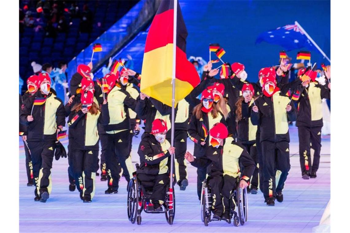 Im Schatten des Krieges: Paralympics in Peking eröffnet Die Mannschaft aus Deutschland mit den Fahnenträgern Anna-Lena Forster (Monoski) und Martin Fleig (Para-Biathlon) zieht ins Stadion ein. Foto: Jens Büttner/dpa-Zentralbild/dpa