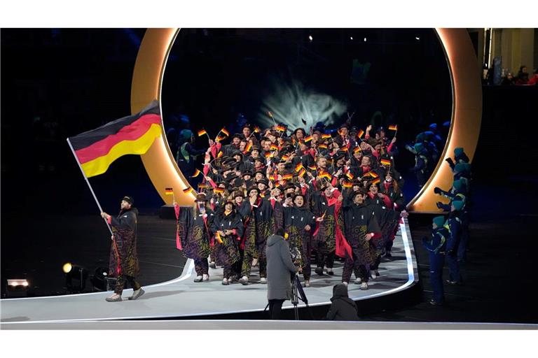 Die Mannschaft aus Deutschland wird von Fahnenträger Leon Draisaitl bei der Eröffnungsfeier der Olympischen Winterspiele Mailand Cortina 2026 angeführt.
