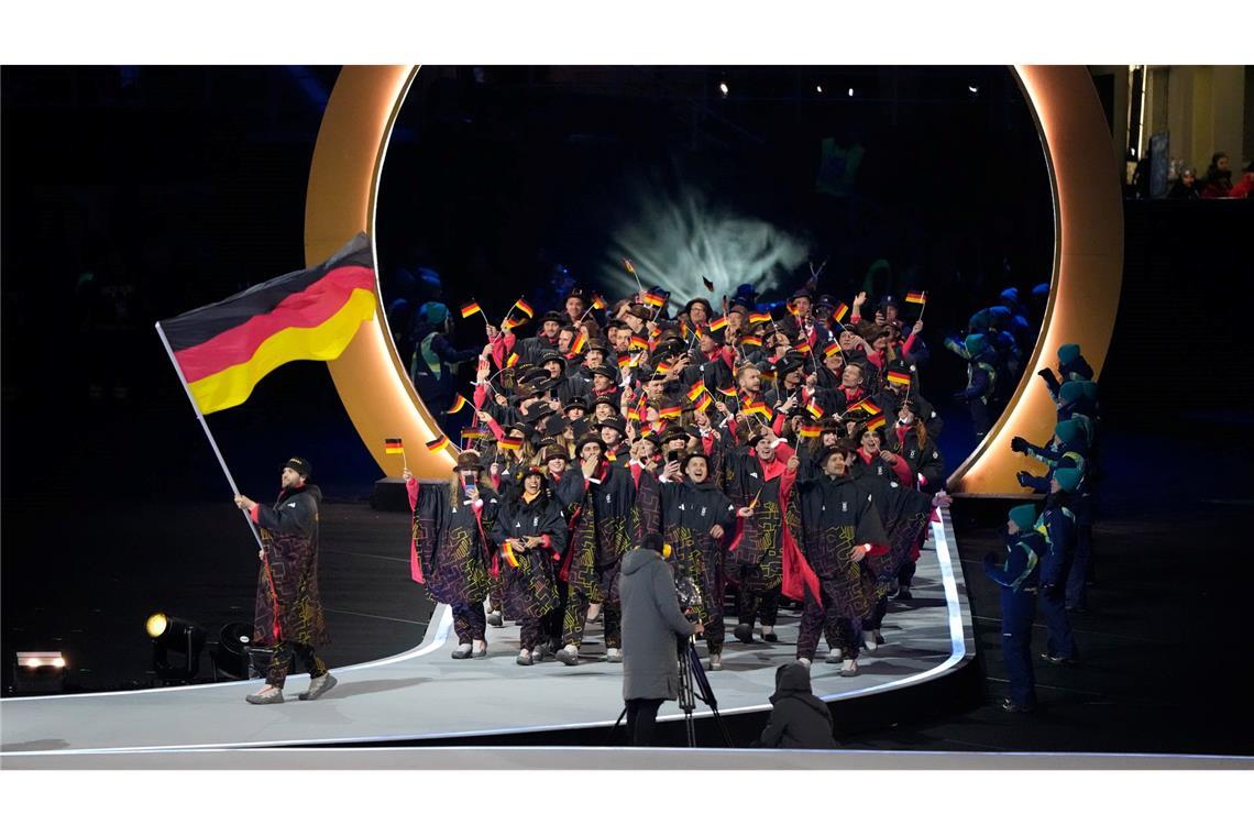 Die Mannschaft aus Deutschland wird von Fahnenträger Leon Draisaitl bei der Eröffnungsfeier der Olympischen Winterspiele Mailand Cortina 2026 angeführt.