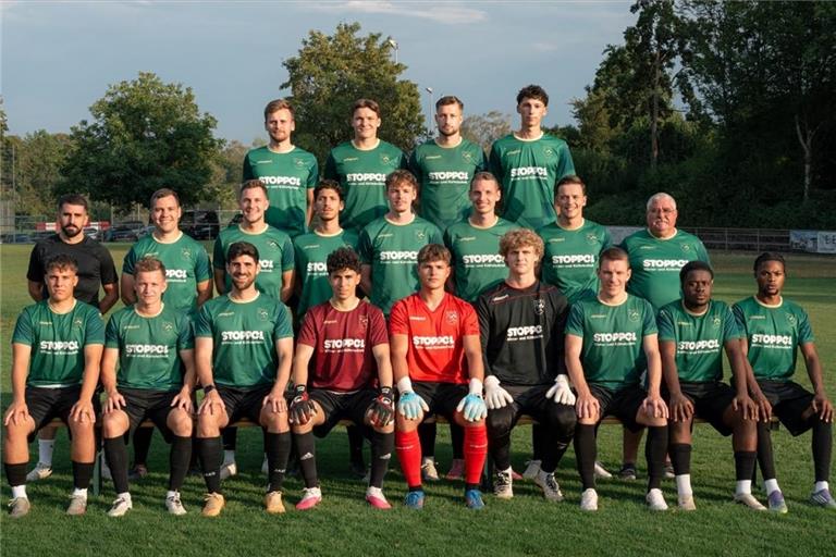 Die Mannschaft der SG Oppenweiler-Strümpfelbach für die kommende Saison (hinten von links): Lukas Rosenke, Ferris Pressburger, Malik Hassler und Filip Stanic. Mitte von links: Trainer Erkut Polat, Benedikt Csauth, Fabrice Liepold, Radomir Stanchev, Erik Augustin, Luca Krämer, Marko Tokic und Betreuer Rolf Schmelcher. Vorne von links: Lesley Seifert, Even Stoppel, Louis Piscopo, Deniz Kul, Lenny Schulz, Daniil Mastierov, Marcel Fritz, Jonas Simao und Rabbie da Silva. Es fehlen Moritz Stoppel, Moussa Stoppel, Jonas Wieland, Milan Verebes und Cassian Menne. Foto: privat