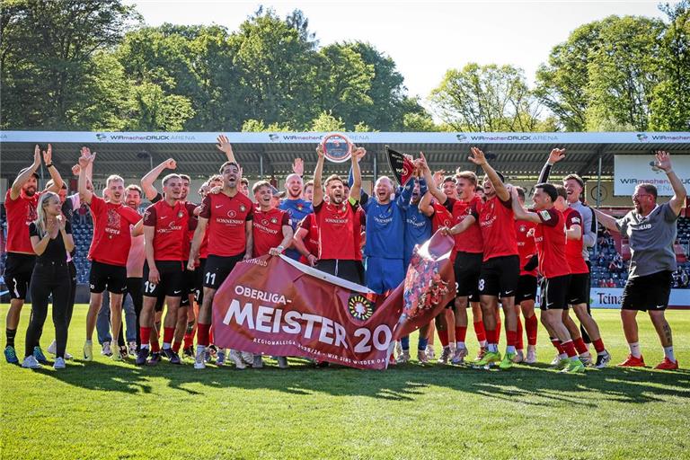 Die Mannschaft der SG Sonnenhof Großaspach feiert mit Wimpel und Schale die vorzeitige Meisterschaft in der Fußball-Oberliga. Foto: Alexander Becher