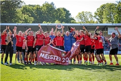 Die Mannschaft der SG Sonnenhof Großaspach feiert mit Wimpel und Schale die vorzeitige Meisterschaft in der Fußball-Oberliga. Foto: Alexander Becher