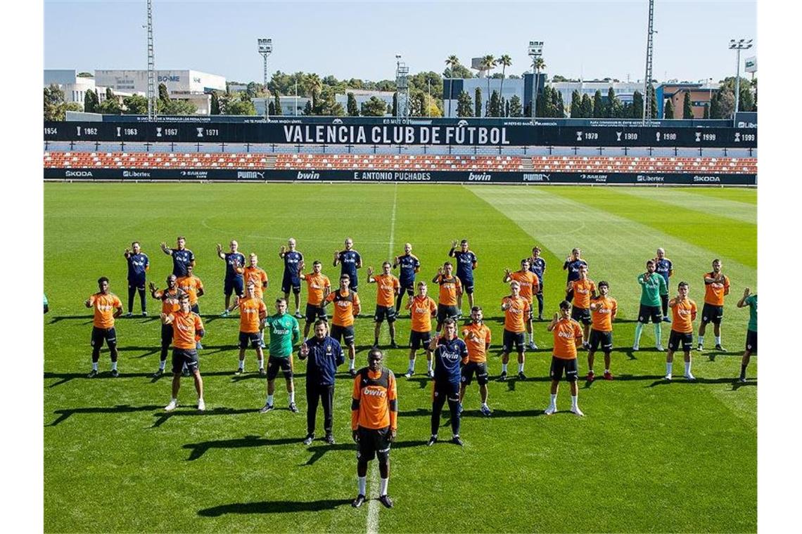 Die Mannschaft des FC Valencia stellt sich einen Tag nach dem Vorfall symbolisch hinter Mouctar Diakhaby. Foto: Lazaro De La Pena/Valencia CF/dpa