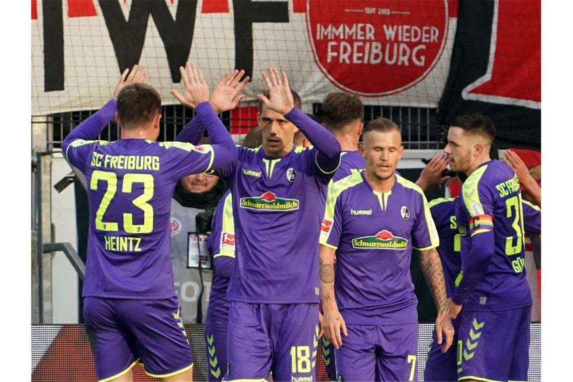 Die Mannschaft des SC Freiburg jubelt nach dem Treffer zur 1:0-Führung durch Chang-Hoon Kwon. Foto: Thomas Frey/dpa