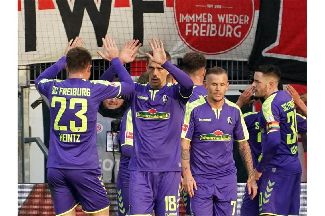 Haalands Traumdebüt rettet BVB - Leipzig siegt gegen Union Die Mannschaft des SC Freiburg jubelt nach dem Treffer zur 1:0-Führung durch Chang-Hoon Kwon. Foto: Thomas Frey/dpa