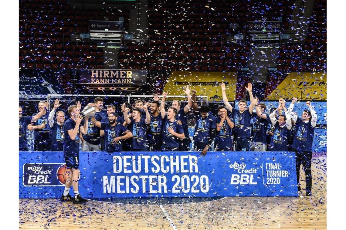 Die Mannschaft von Alba Berlin bejubelt den Gewinn der deutschen Meisterschaft. Foto: Christof Stache/AFP-Pool/dpa