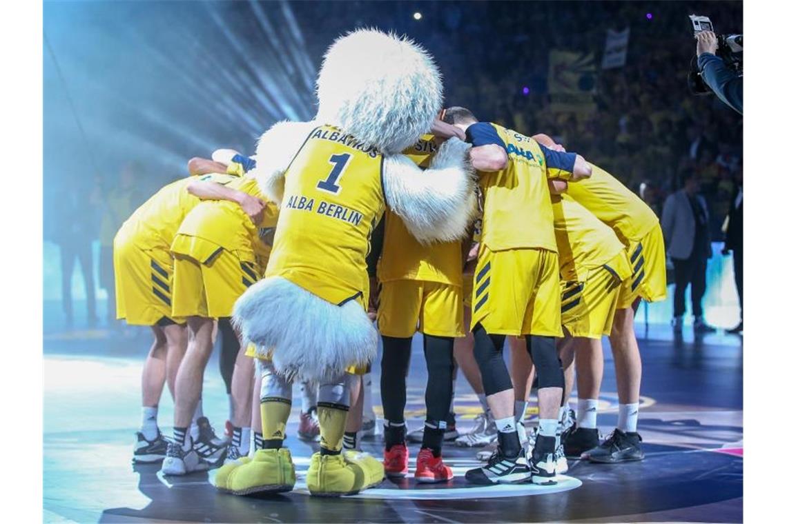 Die Mannschaft von Alba Berlin schwört sich vor Spielbeginn auf das Pokalfinale ein. Foto: Andreas Gora/dpa