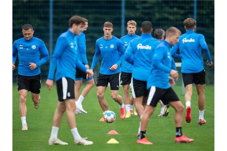 Die Mannschaft von Holstein Kiel braucht einen neuen Cheftrainer. Foto: Daniel Reinhardt/dpa