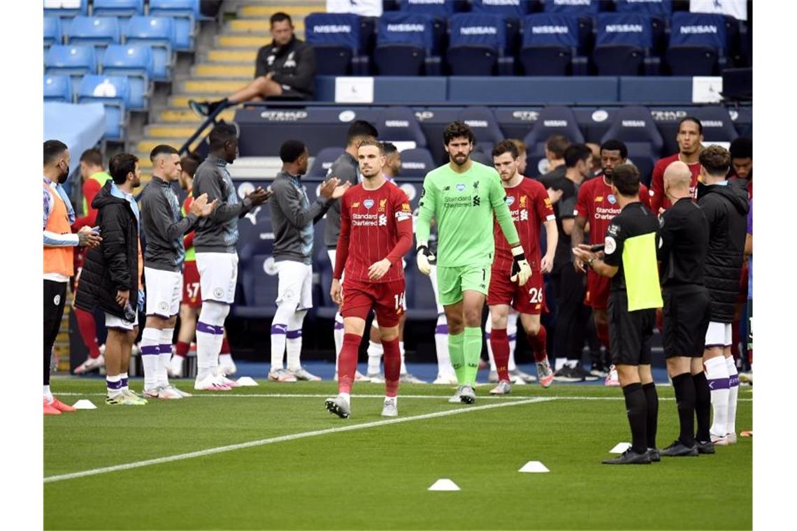 Man City steht Spalier für Liverpool - und gewinnt deutlich Die Mannschaft von Manchester City stand Spalier für den FC Liverpool. Foto: Peter Powell/Nmc Pool/PA Wire/dpa