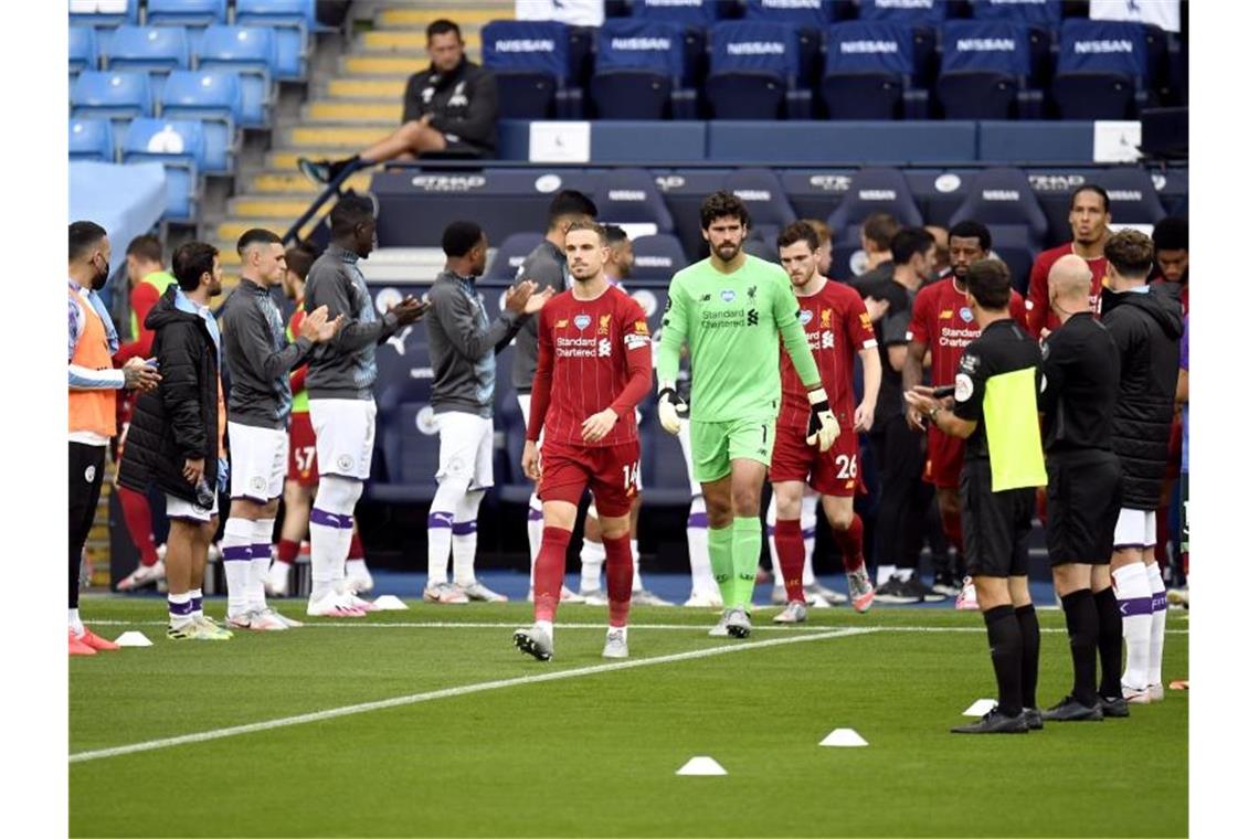 Die Mannschaft von Manchester City stand Spalier für den FC Liverpool. Foto: Peter Powell/Nmc Pool/PA Wire/dpa