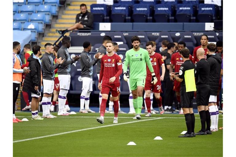 Die Mannschaft von Manchester City stand Spalier für den FC Liverpool. Foto: Peter Powell/Nmc Pool/PA Wire/dpa
