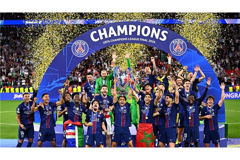 Die Mannschaft von Paris Saint-Germain feiert.
