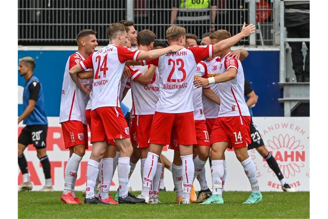 Werder gewinnt Topspiel - Regensburg mit KSC an der Spitze