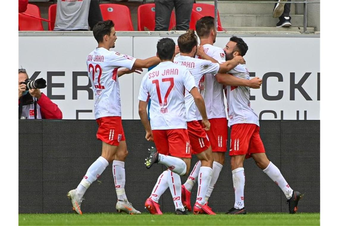 Die Mannschaft von Regensburg jubelt nach dem Treffer zum 1:0 gegen den Karlsruher SC. Foto: Armin Weigel/dpa