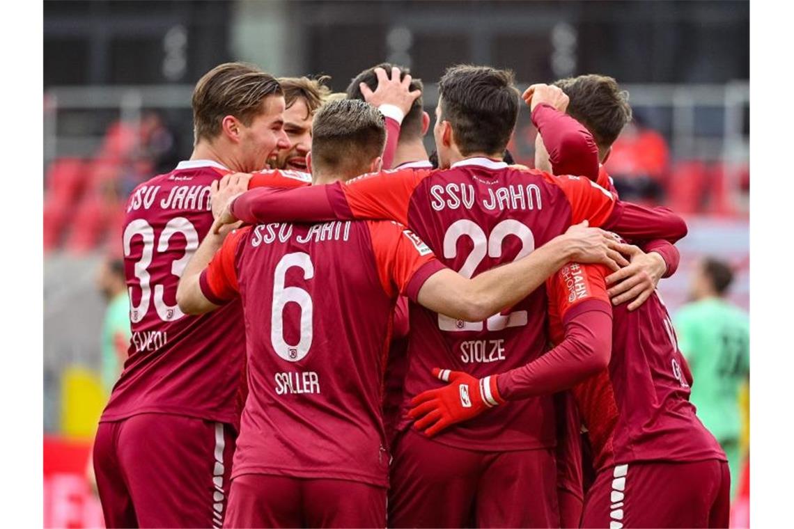 Die Mannschaft von Regensburg jubelt nach einem Treffer gegen Sandhausen. Foto: Armin Weigel/dpa