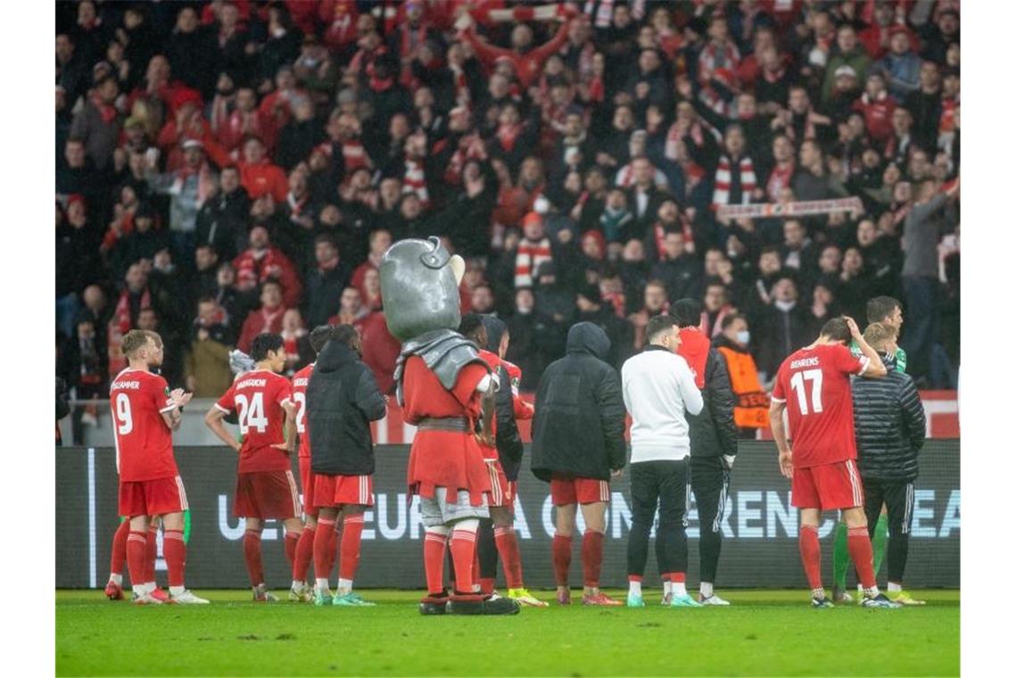 Die Mannschaft von Union Berlin steht nach Spielende vor dem Fanblock. Foto: Andreas Gora/dpa