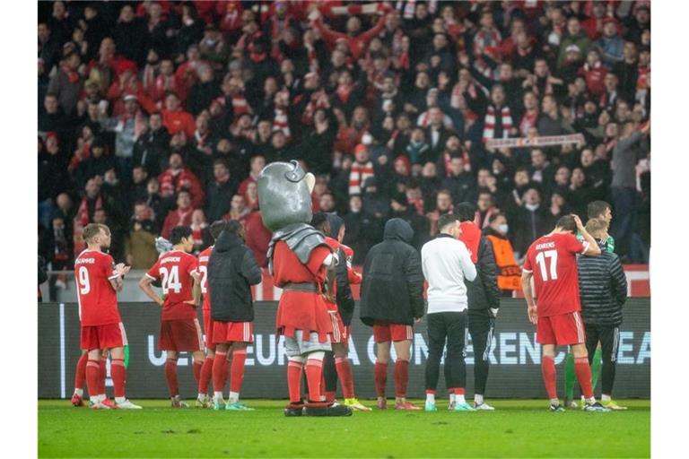 Die Mannschaft von Union Berlin steht nach Spielende vor dem Fanblock. Foto: Andreas Gora/dpa