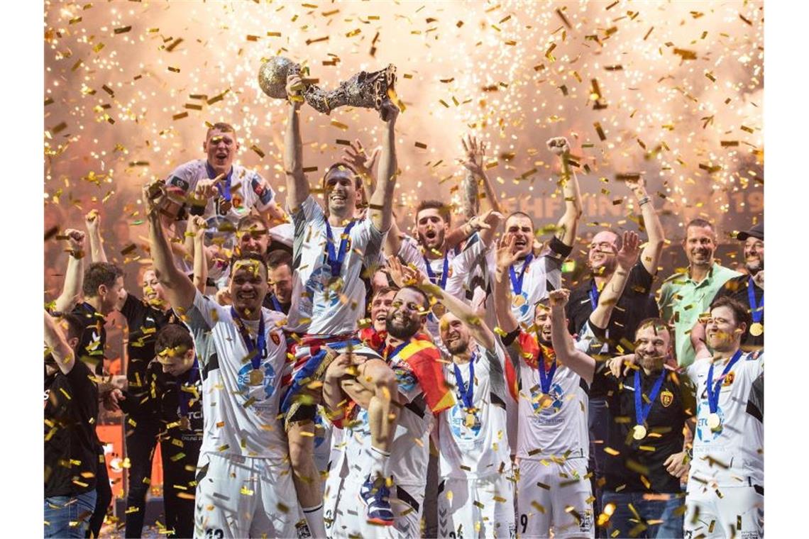 Dissinger gewinnt mit Skopje Handball-Champions-League Die Mannschaft von Vardar feiert mit dem Pokal. Foto: Marius Becker