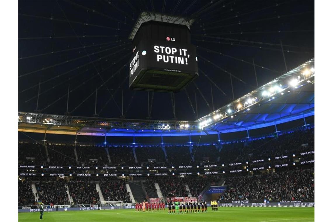 Bundesliga: Das war der Samstag, das kommt am Sonntag Die Mannschaften von Eintracht Frankfurt und dem FC Bayern München stehen vor dem Spiel während einer Schweigeminute für die Ukraine zusammen. Foto: Arne Dedert/dpa