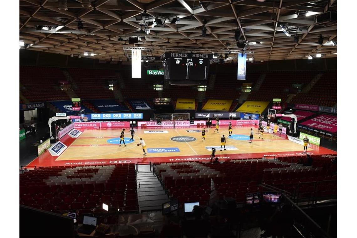 Ludwigsburg auch im zweiten Meisterfinale ohne Knight Die Mannschaften wärmen sich vor dem Finale auf. Foto: Christof Stache/AFP-Pool/dpa