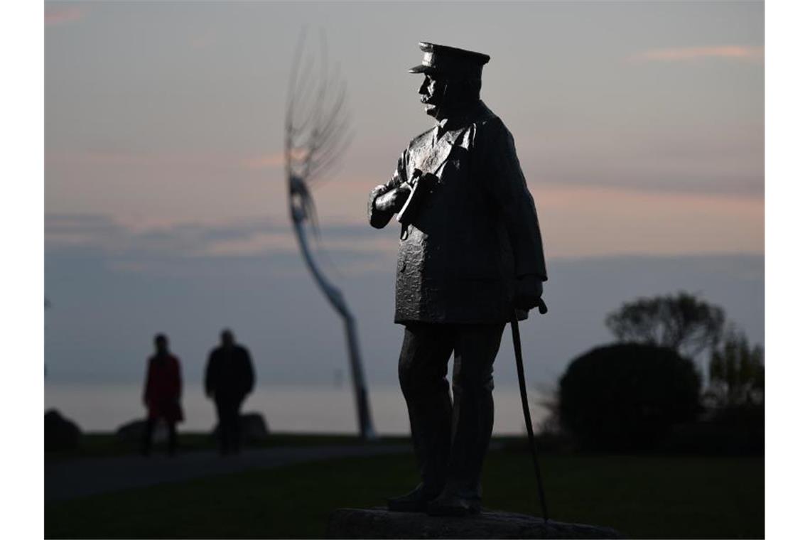 Die mannshohe Statue von Ferdinand Graf von Zeppelin am Bodensee in Friedrichshafen. Foto: Felix Kästle/dpa/Archivbild