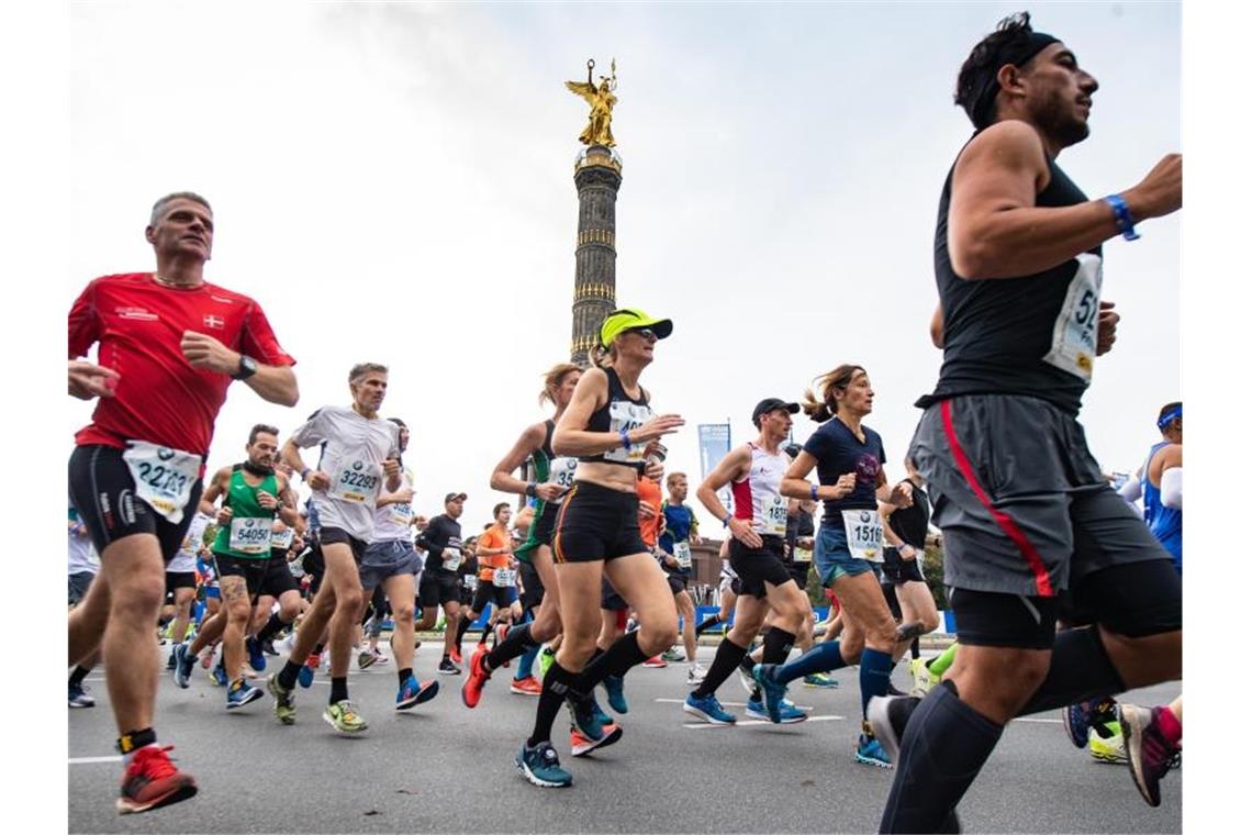 Die Marathonis passieren die Siegessäule. Foto: Soeren Stache
