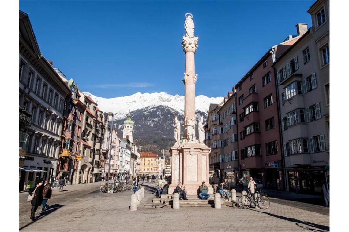 Österreichs Corona-Ritt auf der Rasierklinge Die Maria-Theresien-Straße mit der Annasäule. Für Tirol gilt aufgrund der als brisant eingeschätzten Corona-Lage eine Reisewarnung. Foto: Expa/Erich Spiess/APA/dpa