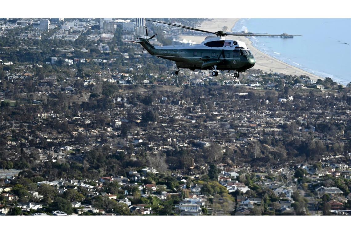Bilder des Tages Die Marine One fliegt mit US-Präsident Donald Trump an Bord über die durch Brände zerstörten Gebiete von Los Angeles.