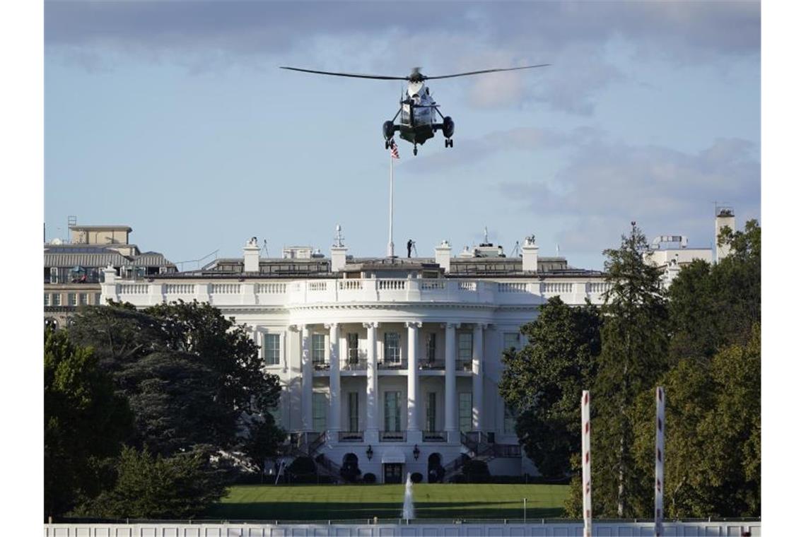 Die Marine One landet auf dem Südrasen des Weißen Hauses. Nach seiner Infektion mit dem Coronavirus wird Trump ins Walter-Reed-Militärkrankenhaus gebracht. Foto: J. Scott Applewhite/AP/dpa