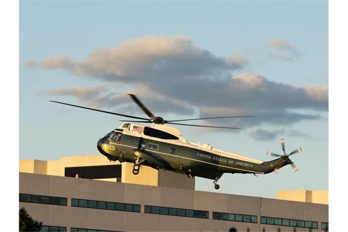 Krankheitsverlauf bei Trump womöglich schwerer als bekannt Die Marine One mit US-Präsident Donald Trump an Bord landet auf dem Walter-Reed-Militärkrankenhaus in Bethesda. Foto: Jose Luis Magana/AP/dpa