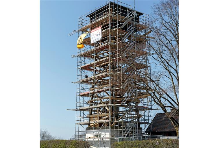 Die markante Außenverschalung des Juxkopfturms wird komplett erneuert. Durch die Verwendung von Lärchenholz wird das Bauwerk künftig heller. Foto: J. Fiedler