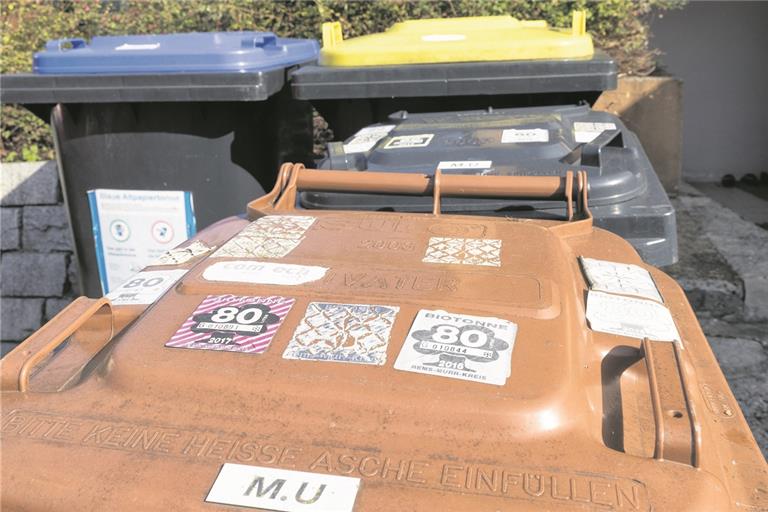 Die Marken auf den Tonnen sollen im Zuge der Digitalisierung der Abfallentsorgung im Kreis bald der Vergangenheit angehören. Foto: J. Fiedler