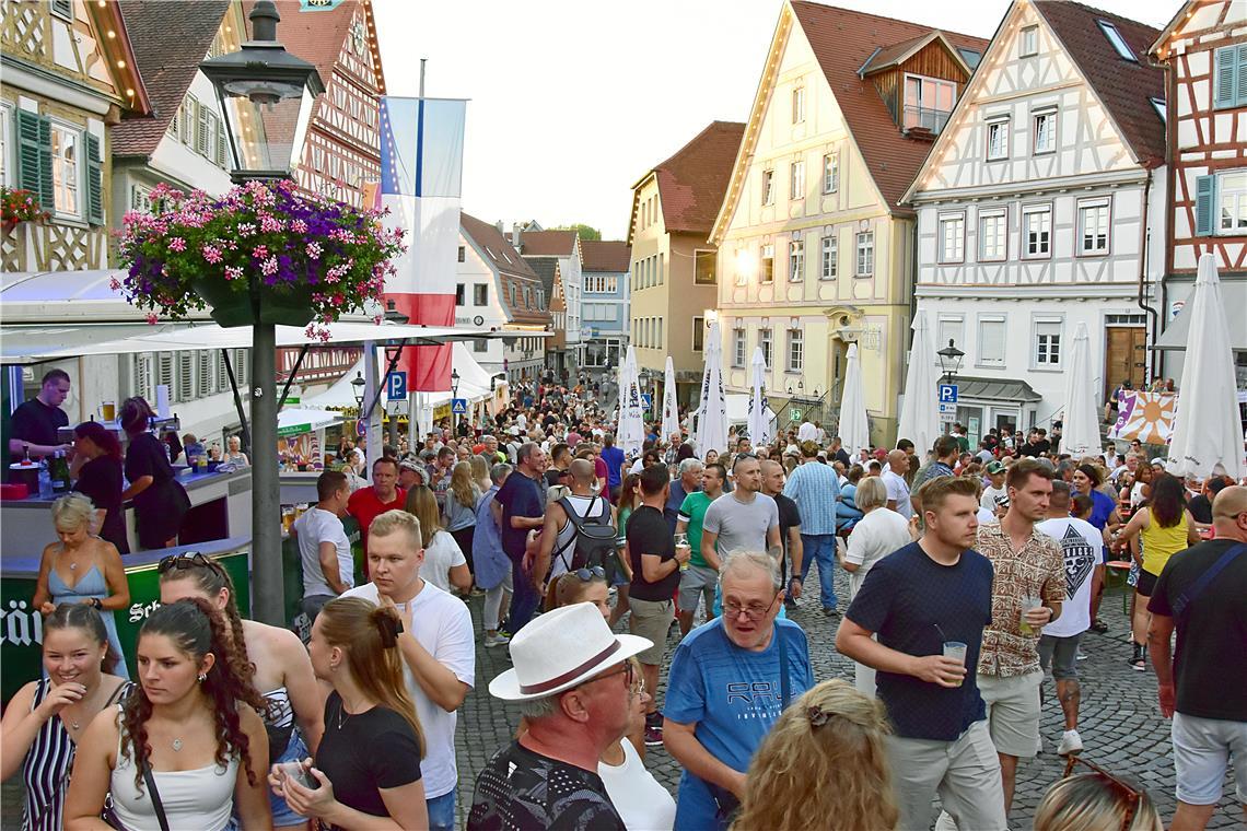 Die Markstraße in Backnang am Samstag beim Straßenfest 2025. 