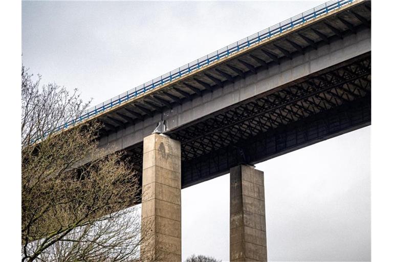 Die marode Talbrücke Rahmede darf nicht mehr befahren werden. Foto: Markus Klümper/dpa