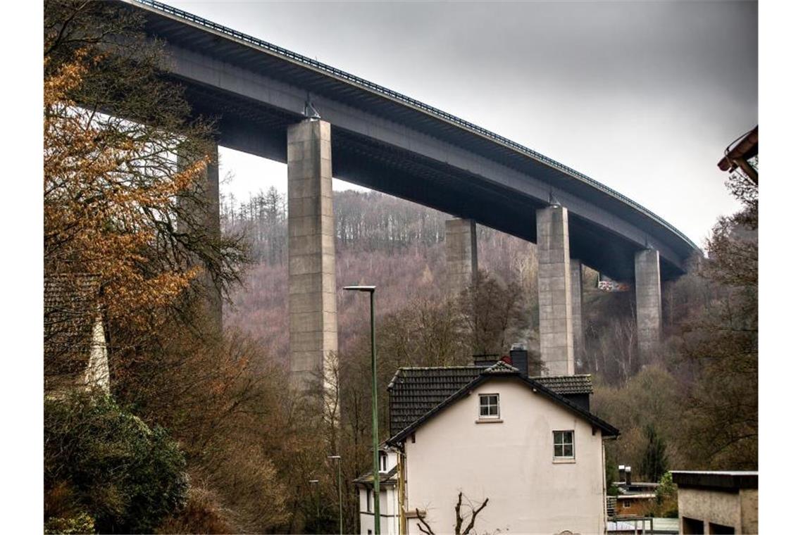 Riesige Talbrücke der A45 erfolgreich gesprengt Die marode Talbrücke Rahmede muss in den kommenden Jahren komplett neu gebaut werden. Foto: Dieter Menne/dpa