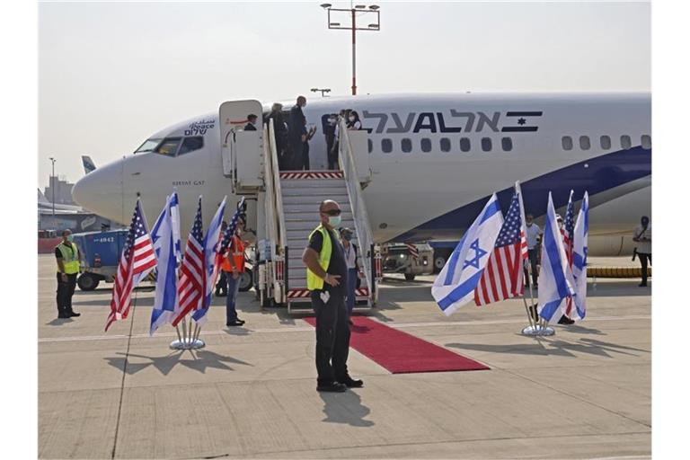 Die Maschine der israelischen Fluggesellschaft El Al vor dem Abflug nach Abu Dhabi auf dem Flughafen Ben Gurion. Foto: Menahem Kahana/Pool AFP/AP/dpa