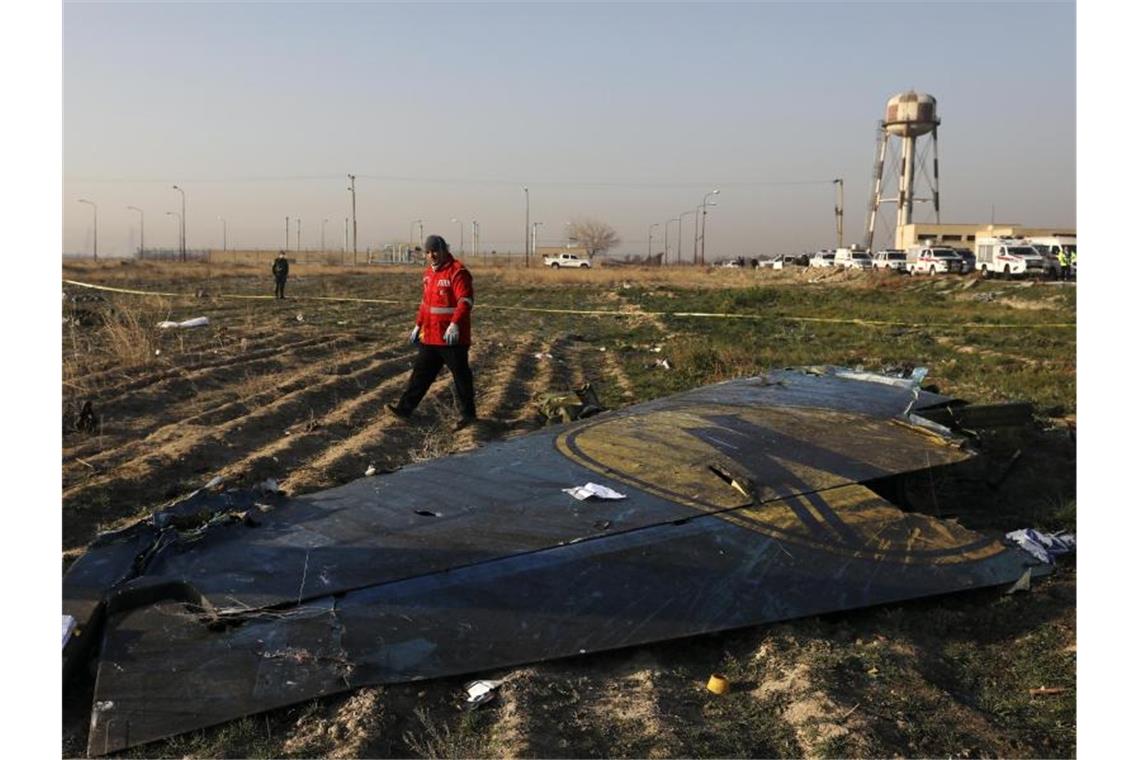 Die Maschine der Ukraine International Airlines stürzte am frühen Mittwochmorgen nach dem Start nahe Teheran ab. Foto: Ebrahim Noroozi/AP/dpa