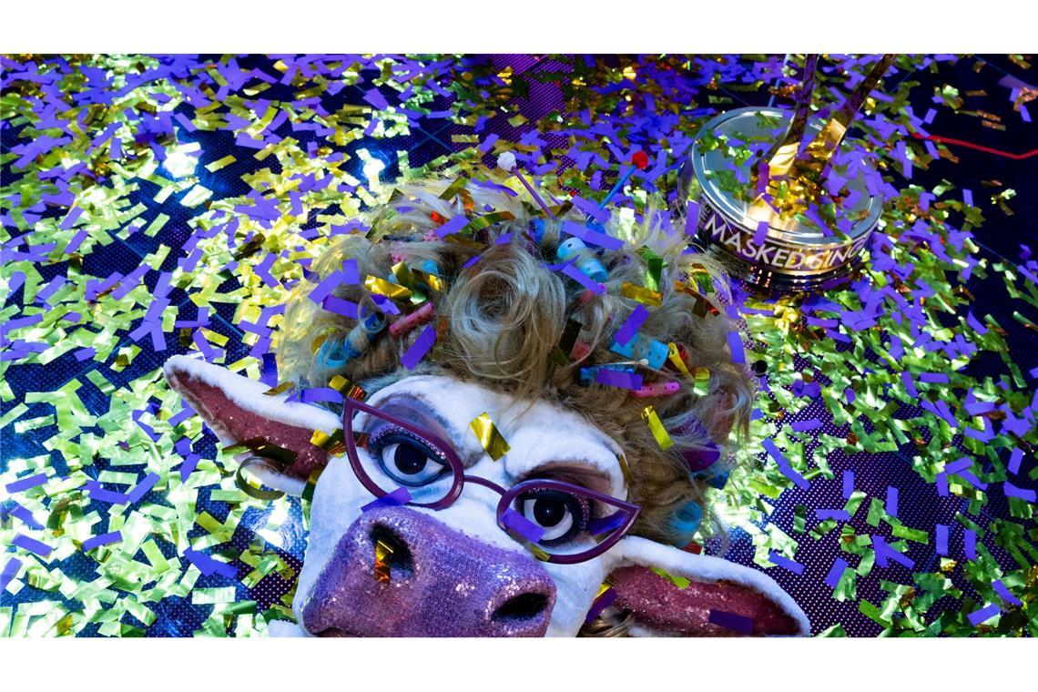 Die Maske der Figur "Muuhnika" liegt im Finale der Prosieben-Show "The Masked Singer" auf der Bühne.
