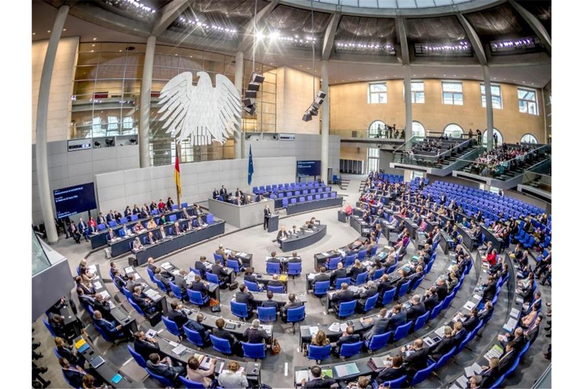 Die Maskenpflicht im Bundestag soll „für alle Räume, einschließlich des Plenarsaals, der Sitzungssäle und Besprechungsräume, sowie für alle Verkehrsflächen und Aufzugsanlagen der Gebäude“ gelten. Foto: Michael Kappeler/dpa