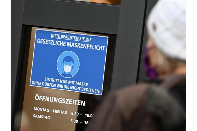 Die Maskenpflicht könnte als sogenannte „Basisschutzmaßnahme“ an einigen Orten bleiben. Foto: Arne Dedert/dpa