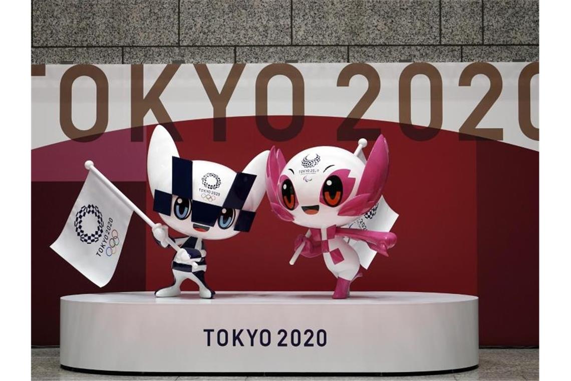 Noch 100 Tage und weiter Sorgen: IOC schließt Absage aus Die Maskottchen Miraitowa (l) und Someity werden 100 Tage vor dem Beginn der Olympischen Spiele enthüllt. Foto: Eugene Hoshiko/Pool AP/dpa