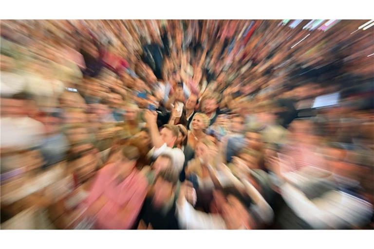 Die Massen in den Festzelten des Münchner Oktoberfests tanzen und singen mit&nbsp;– doch nicht zu einem bestimmten Song, sondern zu verschiedenen bekannten Liedern.