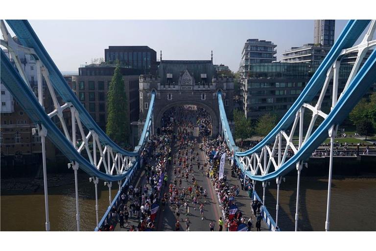 Die Massen überqueren die Tower Bridge während des TCS London Marathon.