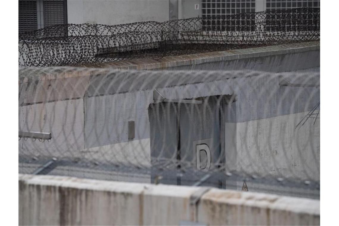Mehr Strafgefangene im Südwesten Die Mauern der Justizvollzugsanstalt (JVA) Stuttgart im Stadtteil Stammheim. Foto: Marijan Murat/dpa
