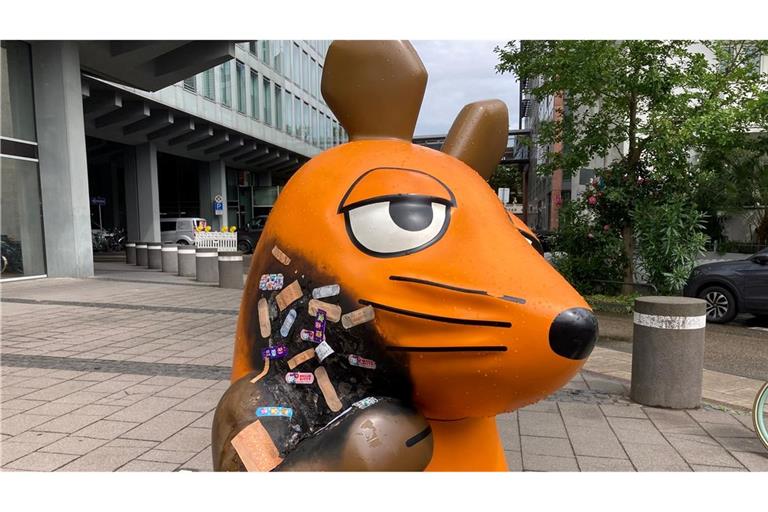 Die Maus-Figur vor dem WDR-Gebäude in Köln wurde mit vielen Pflastern versorgt.