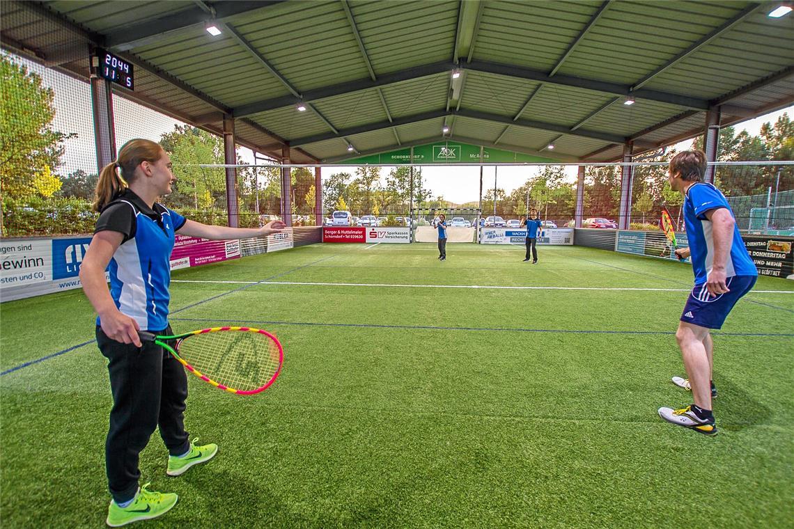 Eine Freilufthalle für Backnang-Strümpfelbach Die McArena kann multifunktional genutzt werden. Auf dem Foto ist beispielsweise eine Gruppe zu sehen, die Badminton in der Freilufthalle in Schorndorf spielt. Foto: McArena