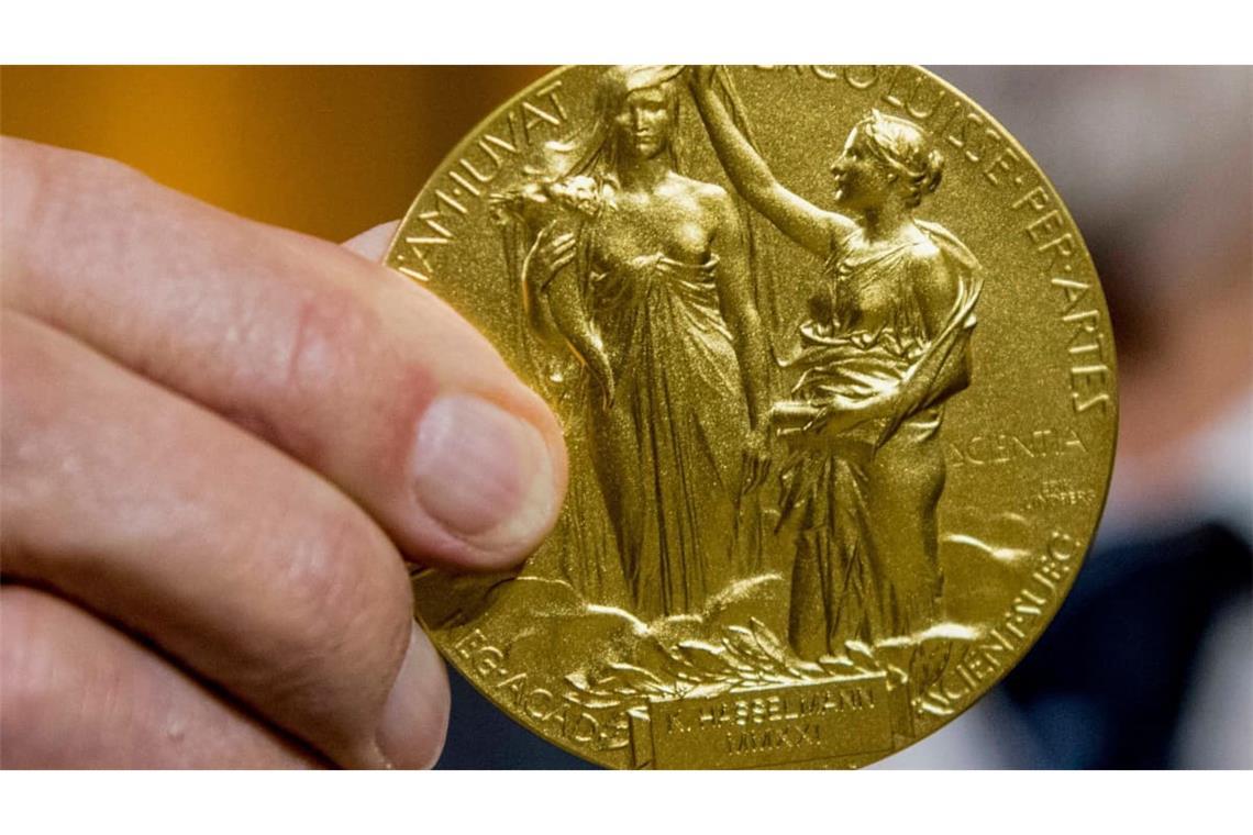 Die Medaille des Nobelpreises für Physik. Die Rückseite der Nobel-Medaille für Physik und für Chemie stellt die Natur in Form einer Göttin dar, die aus den Wolken auftaucht und ein Füllhorn hält.