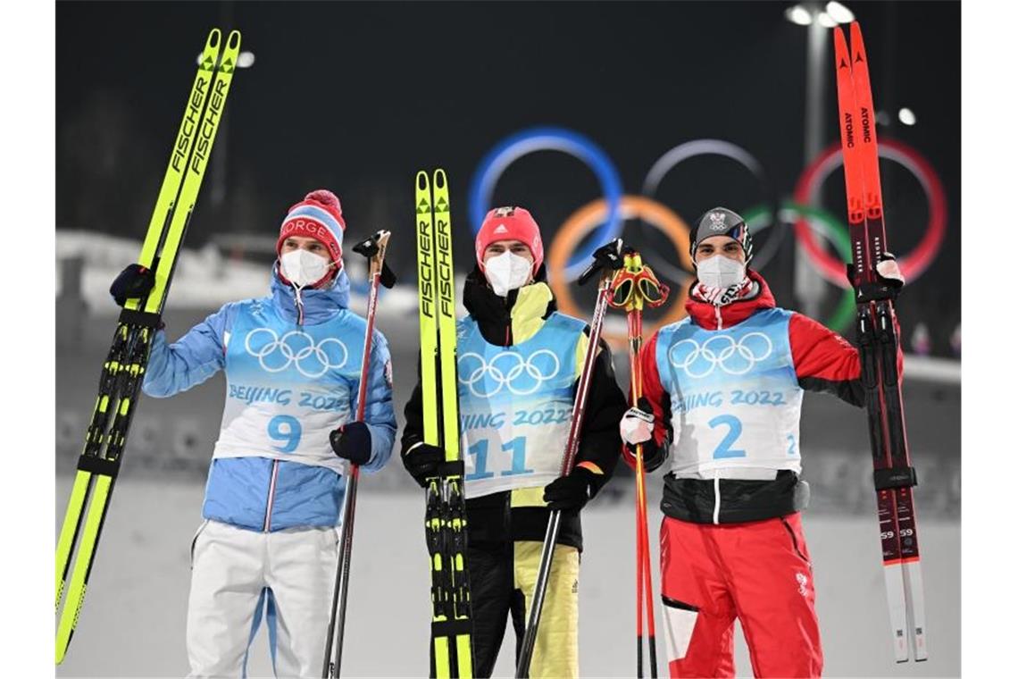 Die Medaillengewinner Joergen Graabak (l, Silber), Vinzenz Geiger (M, Gold) und Lukas Greiderer. Foto: Hendrik Schmidt/dpa