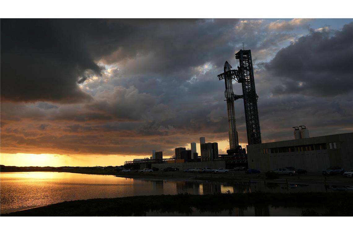 Die Mega-Rakete Starship von SpaceX wird für einen Testflug von der Starbase in Boca Chica vorbereitet.
